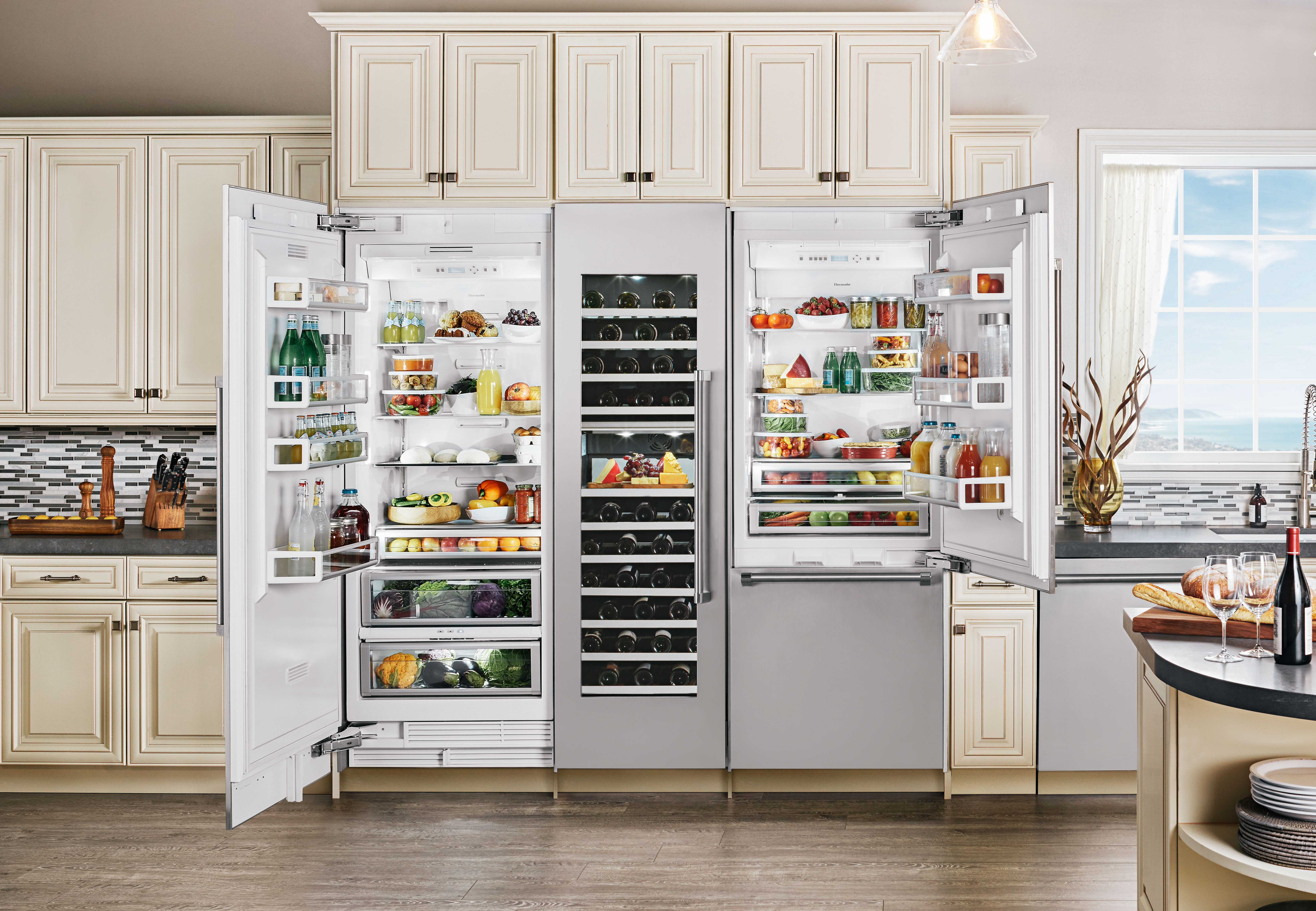 Какой холодильник лучше купить в 2024. Холодильник многодверный Liebherr CBNBE 6256. Холодильник двухдверный ноу Фрост. Smeg холодильник встраиваемый двухкамерный. Холодильник Meneghini la Cambusa.
